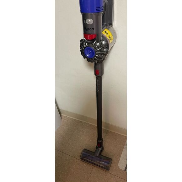 Dyson cordless v7 stick vacuum w/2 heads flat out & multi floor guc no charger - Picture 2 of 12